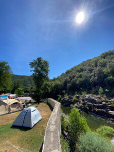 Camping et rivière